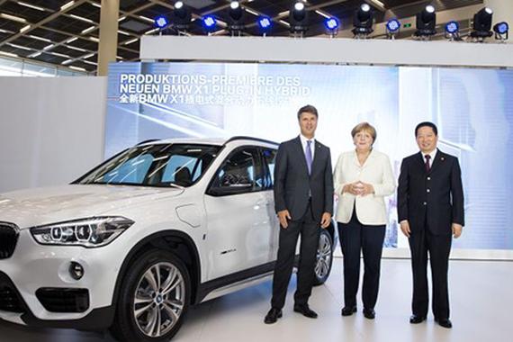 默克尔参观华晨宝马铁西工厂 见证X1下线