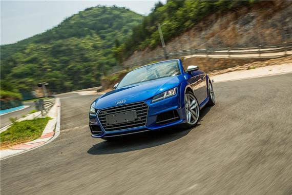 一台未来跑车 一段迷人赛道 幸福感爆棚