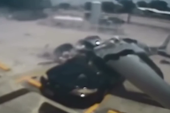 视频：天降祸端！美国飞机坠毁砸中轿车