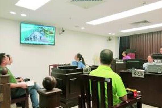 公交司机不满车门被拍打 狂飙截停殴打小伙