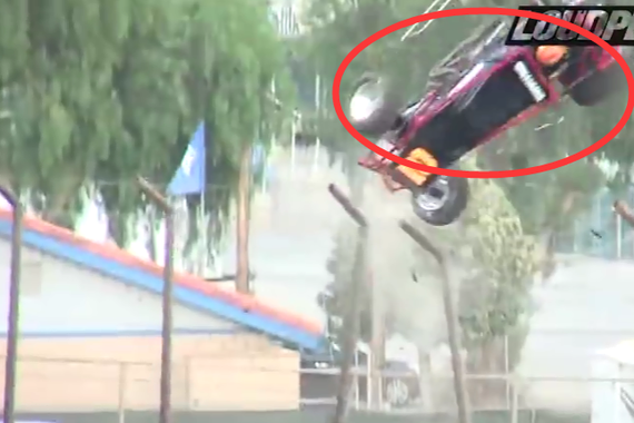 视频：赛车失控竟然飞出3米高围栏！