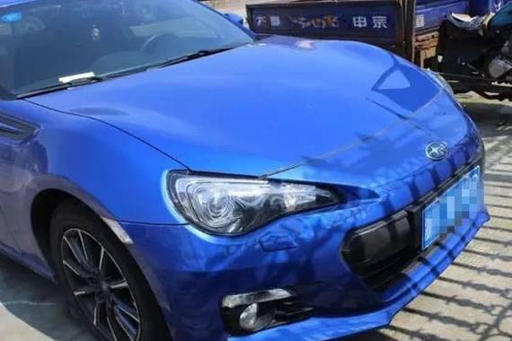 男子开跑车堵中考考场门 钥匙扔交警就走