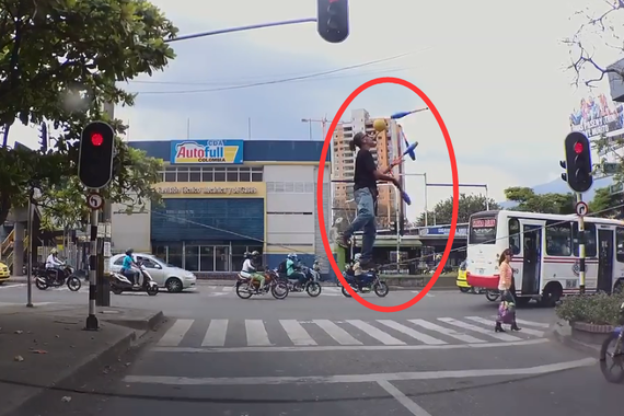 视频：为艺术点赞！等红灯时的精彩表演