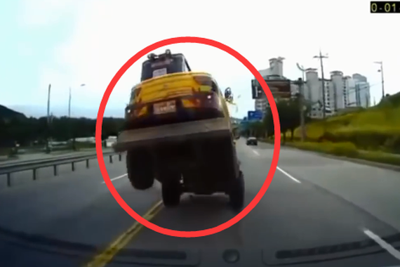 视频：“大意失荆州”老司机翻车