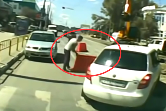 视频：外国人非常孩子气路怒症！