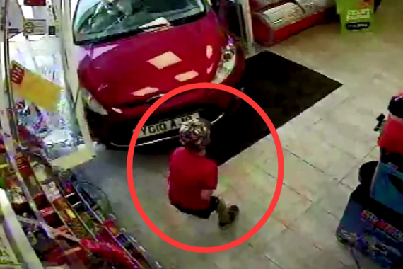 视频：79岁老太醉驾冲入商店撞伤男童