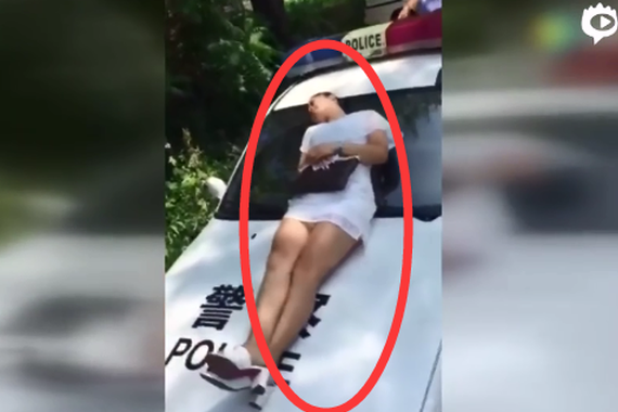 视频：怀孕女子躺交警车头“晒“大长腿