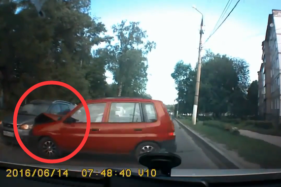 视频：这也能撞上？司机抱头太懊恼