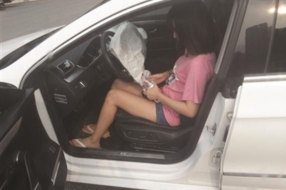 女司机穿“人字拖”踩不下刹车 竟顶翻前车