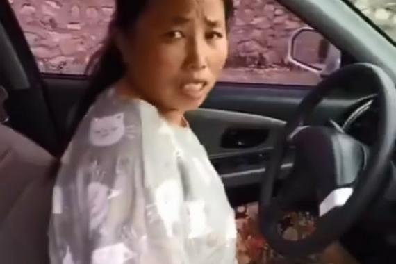 视频：驾校教练又“欺负”女学员