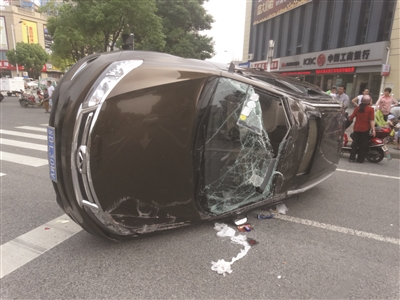 穿着“人字拖”,谁知踩不下刹车 女司机硬生生把别人车顶翻了