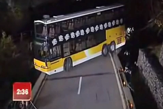 视频：史上最难掉头！挑战你的大心脏