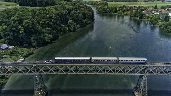 路虎发现运动版拖超100吨火车厢游莱茵河