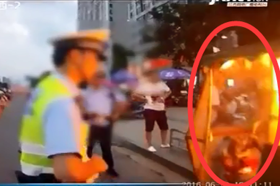 视频：车主不让扣车竟然自焚吓坏交警！