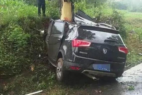 宝骏560撞树开裂暴隐患 车主投诉销量下滑