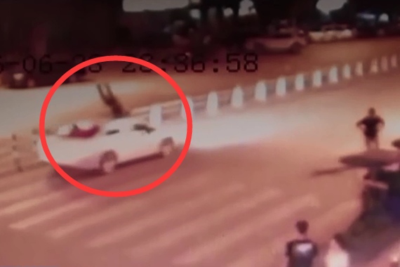 视频:过马路玩手机被撞飞 司机也看手机