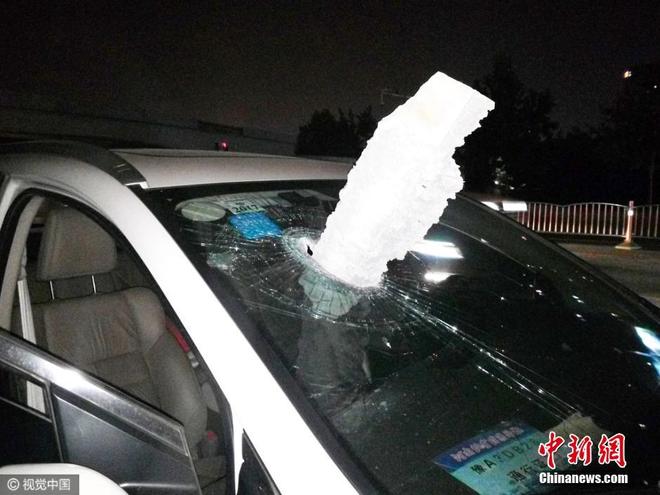 高架桥掉落水泥块砸穿汽车玻璃 女司机吓晕