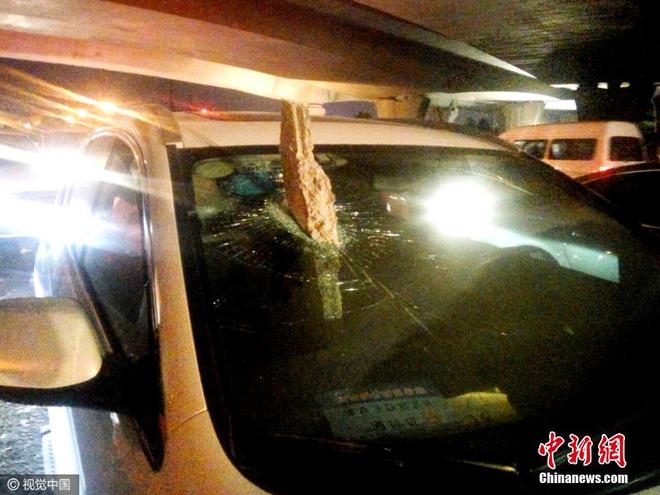 高架桥掉落水泥块砸穿汽车玻璃 女司机吓晕