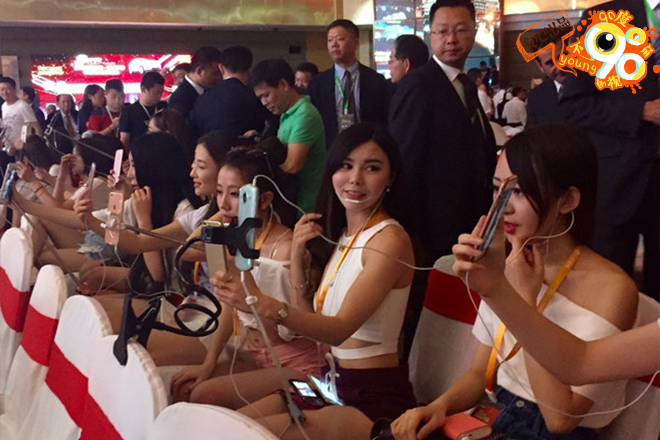 90度|网红“把玩”新车上市 你受得了吗?