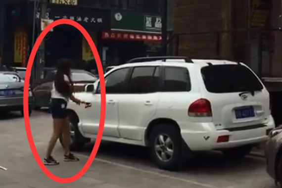 视频：美女又发飙！一言不合就砸车