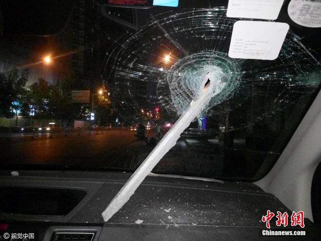 高架桥掉落水泥块砸穿汽车玻璃 女司机吓晕