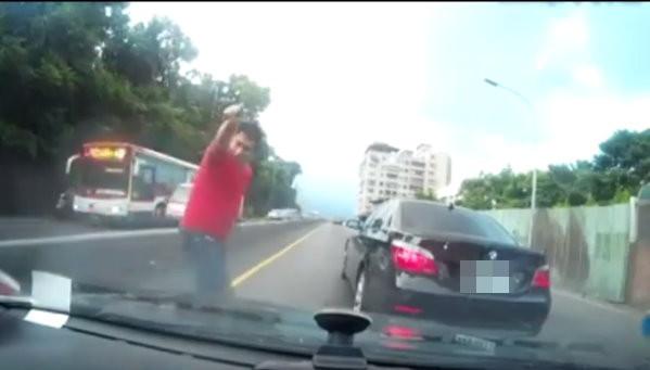 宝马男因身旁车辆起步比他快 发怒大打出手