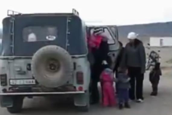 视频：神奇“校车”究竟装了多少人？