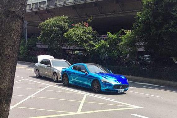 奔驰女追尾玛莎拉蒂自称车很名贵 大家都笑了