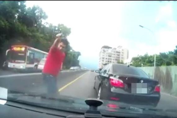 宝马男因身旁车辆起步比他快 发怒大打出手