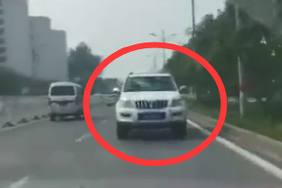 视频：逆天老司机！竟在马路上倒着开车