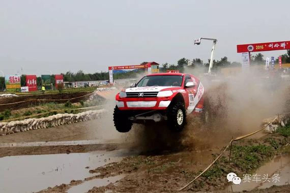 这场比赛所有车的涂装都是“水、泥、灰”