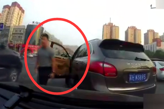 视频：嚣张北京男驾豪车 加塞辱骂后车