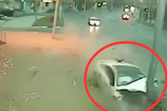 视频：一瞬间走神！车祸代价很惨重