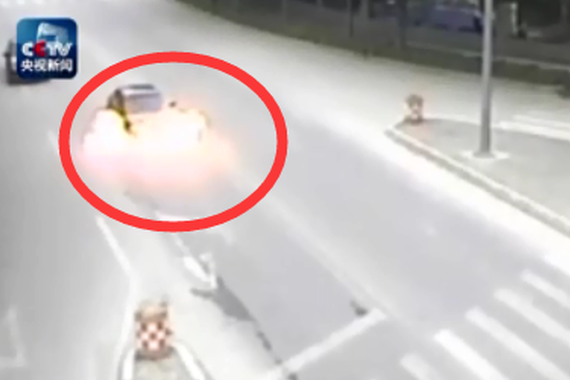 视频：等红灯时汽车自燃！谁遇上都怕