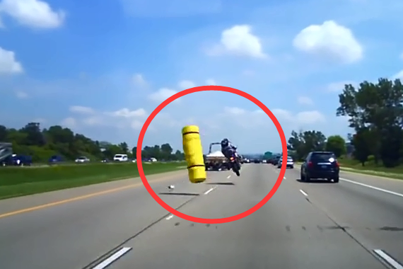 视频：公路变成障碍赛！男子被弹飞坠地