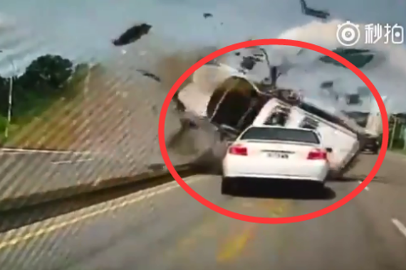 视频：震惊！比电影特效还夸张的车祸