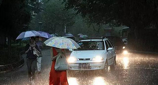 夏季自驾必看!途中遇大雨水淹怎么办?