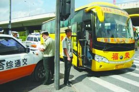 交通执法总队严查长途大巴站外揽客