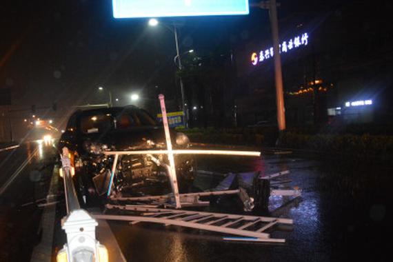 小伙边开车边自拍炫耀 撞毁借来的保时捷