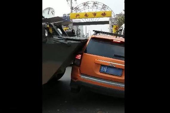 女司机抢行撞上装甲车 奇葩事故难倒交警
