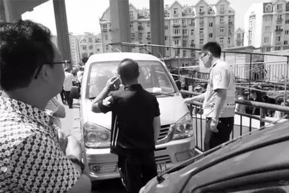 为什么被交警抓了，第一反应都是打电话？