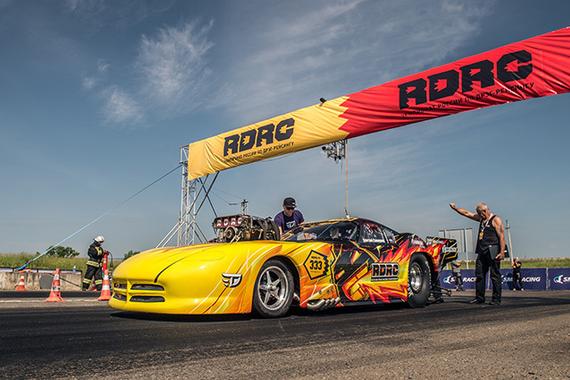 最凶残的车 六秒破300！刹车得用降落伞！