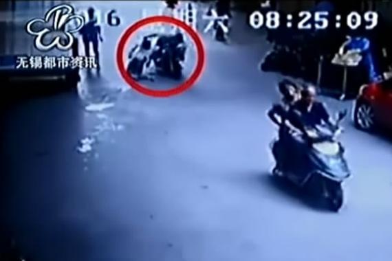 视频：男子跳楼 竟然砸晕送酱油小哥