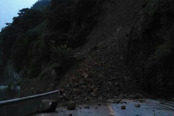 视频：滑坡前1分钟 司机倒车拯救车上42人