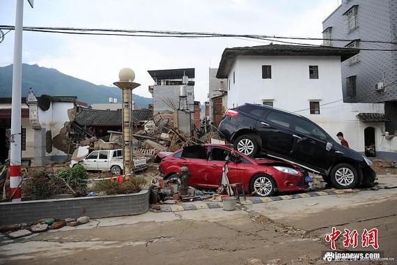 台风过后 福建灾区汽车路边“叠罗汉“