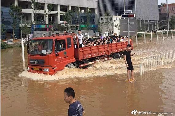 铲车和卡车成武汉上班族“班车”