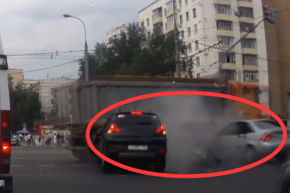 视频：一瞬间车头没了！防不胜防的车祸