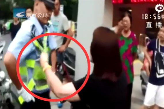 视频：违章女打骂交警：穿着警服就是狗皮