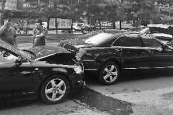 老太太横穿马路致3车连环追尾