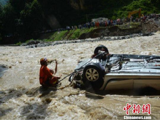 教练车训练时坠河 教练及3学员全遇难